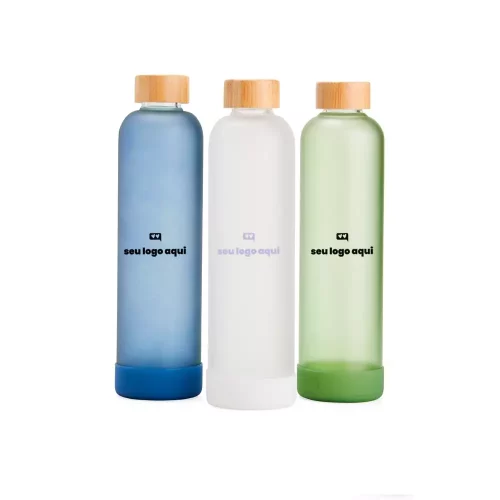 Trio de garrafas de vidro borossilicato com capacidade de 1 litro. A primeira, com película azul. A segunda, branca. A terceira, verde. Contém tampa de bambu e base de silicone anti-impacto.